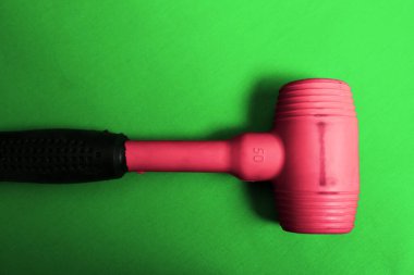 kırmızı ve siyah plastik çekiç