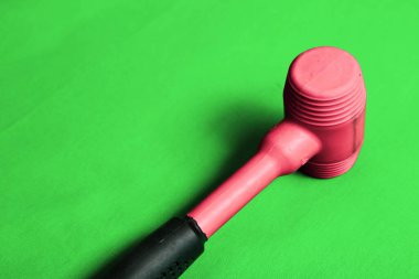 kırmızı ve siyah plastik çekiç