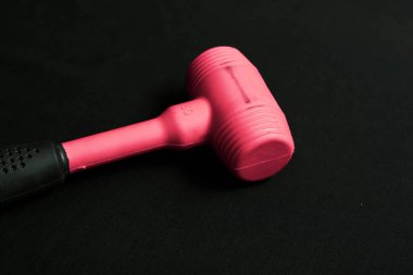 kırmızı ve siyah plastik çekiç