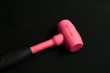 kırmızı ve siyah plastik çekiç