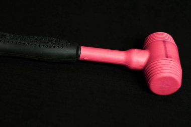 kırmızı ve siyah plastik çekiç