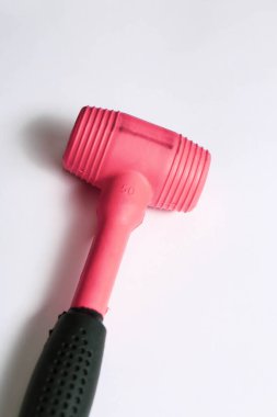 kırmızı ve siyah plastik çekiç