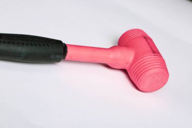 kırmızı ve siyah plastik çekiç