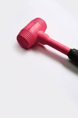 kırmızı ve siyah plastik çekiç