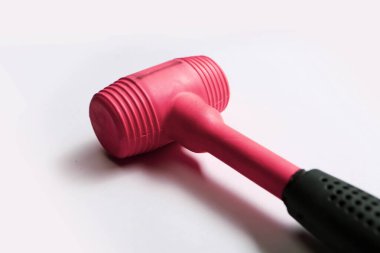 kırmızı ve siyah plastik çekiç