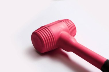 kırmızı ve siyah plastik çekiç