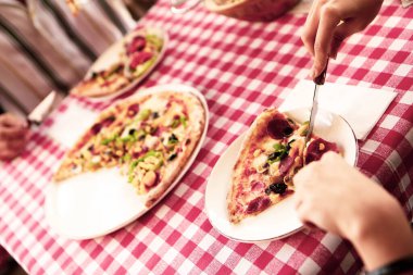 Lezzetli karışık İtalyan pizzası.