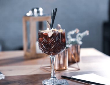 Lokantadaki masada alkol kokteyli.