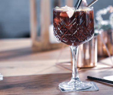 Lokantadaki masada alkol kokteyli.