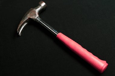 Eski model çekiç, marangozlar için bir zanaat aracı.