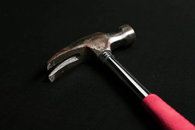 Eski model çekiç, marangozlar için bir zanaat aracı.