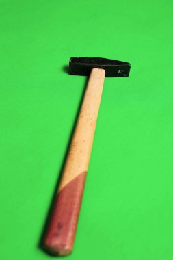 Eski model çekiç, marangozlar için bir zanaat aracı.