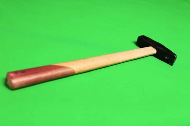 Eski model çekiç, marangozlar için bir zanaat aracı.