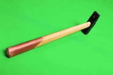 Eski model çekiç, marangozlar için bir zanaat aracı.