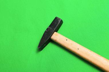 Eski model çekiç, marangozlar için bir zanaat aracı.