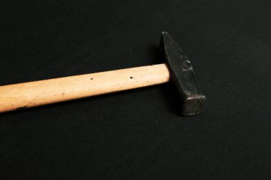 Eski model çekiç, marangozlar için bir zanaat aracı.