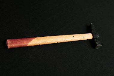 Eski model çekiç, marangozlar için bir zanaat aracı.