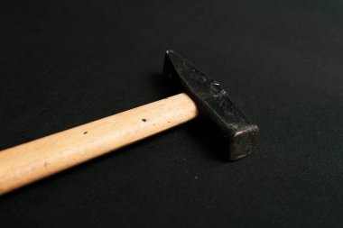 Eski model çekiç, marangozlar için bir zanaat aracı.