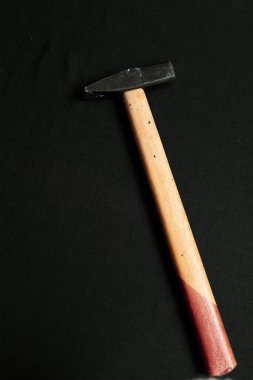 Eski model çekiç, marangozlar için bir zanaat aracı.