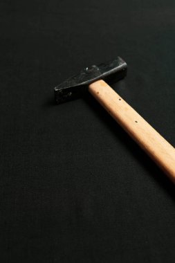 Eski model çekiç, marangozlar için bir zanaat aracı.