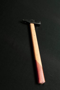 Eski model çekiç, marangozlar için bir zanaat aracı.