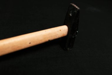 Eski model çekiç, marangozlar için bir zanaat aracı.