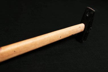 Eski model çekiç, marangozlar için bir zanaat aracı.