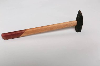 Eski model çekiç, marangozlar için bir zanaat aracı.
