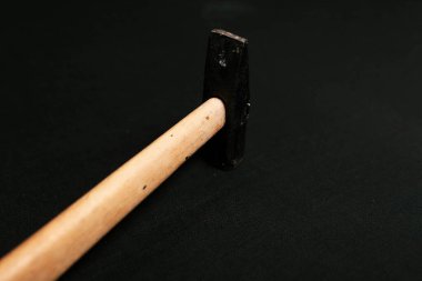 Eski model çekiç, marangozlar için bir zanaat aracı.