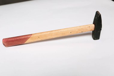 Eski model çekiç, marangozlar için bir zanaat aracı.