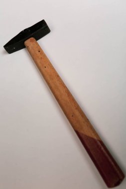 Eski model çekiç, marangozlar için bir zanaat aracı.