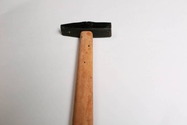 Eski model çekiç, marangozlar için bir zanaat aracı.