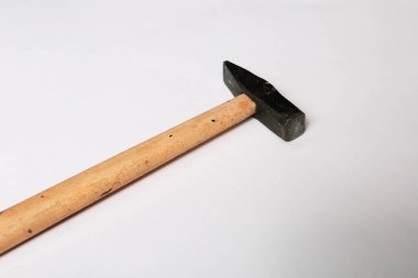 Eski model çekiç, marangozlar için bir zanaat aracı.