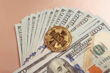 Multi Euro ve Dolar nakit, farklı türde yeni nesil banknotlar, ve bitcoin