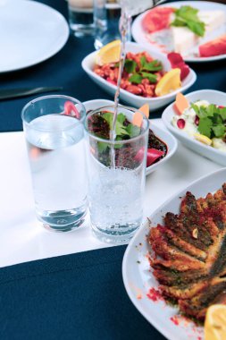 Özel Alkollü İçkili Rakılı Türk ve Yunan Geleneksel Yemek Masası. Uzo ve Türk Rakısı, Türkiye, Yunanistan, Kıbrıs ve Lübnan'da yaygın olarak tüketilen kuru anason aromalı bir aperatiftir.