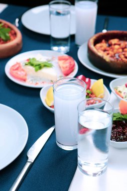 Özel Alkollü İçkili Rakılı Türk ve Yunan Geleneksel Yemek Masası. Uzo ve Türk Rakısı, Türkiye, Yunanistan, Kıbrıs ve Lübnan'da yaygın olarak tüketilen kuru anason aromalı bir aperatiftir.