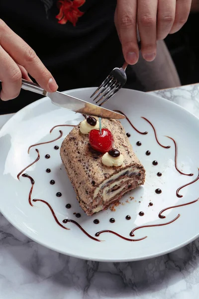 Junta Con Delicioso Pastel Mesa —  Fotos de Stock