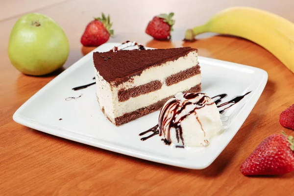 Tabuleiro Com Delicioso Bolo Mesa — Fotografia de Stock