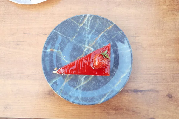 Tabuleiro Com Delicioso Bolo Mesa — Fotografia de Stock