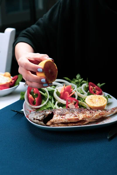 Gebratene Dorade Cupra Auf Weißem Teller Mit Zwiebeln Gartenrauke Und — Stockfoto