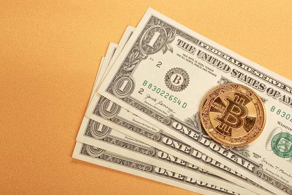 Multi Euro ve Dolar nakit, farklı türde yeni nesil banknotlar, ve bitcoin