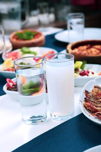 Mesa Jantar Tradicional Turca Grega Com Bebida Alcoólica Especial Raki — Fotografia de Stock