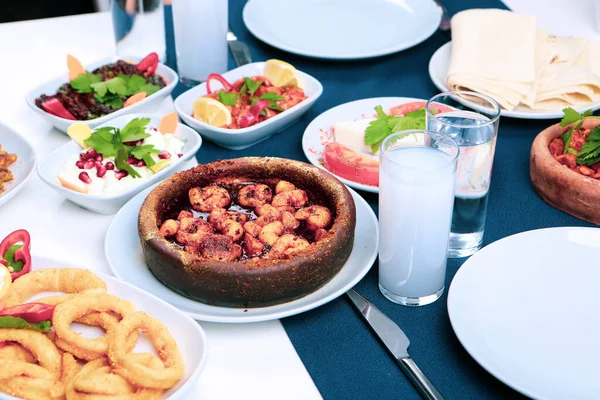 Mesa Jantar Tradicional Turca Grega Com Bebida Alcoólica Especial Raki — Fotografia de Stock