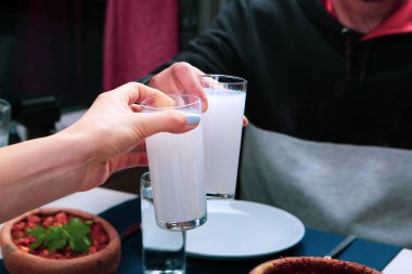 Özel Alkollü İçkili Rakılı Türk ve Yunan Geleneksel Yemek Masası. Uzo ve Türk Rakısı, Türkiye, Yunanistan, Kıbrıs ve Lübnan'da yaygın olarak tüketilen kuru anason aromalı bir aperatiftir.
