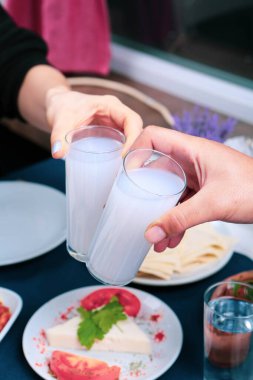 Özel Alkollü İçkili Rakılı Türk ve Yunan Geleneksel Yemek Masası. Uzo ve Türk Rakısı, Türkiye, Yunanistan, Kıbrıs ve Lübnan'da yaygın olarak tüketilen kuru anason aromalı bir aperatiftir.