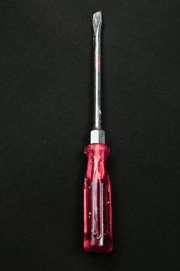 Plastik saplı tornavida.