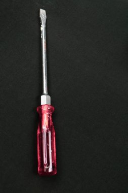 Plastik saplı tornavida.