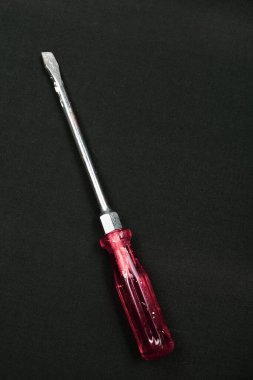 Plastik saplı tornavida.