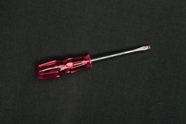 Plastik saplı tornavida.