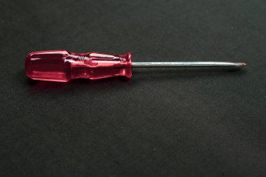 Plastik saplı tornavida.